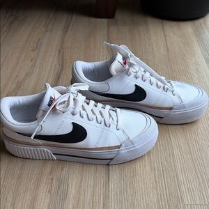Nike Court Legacy Lift Sneaker